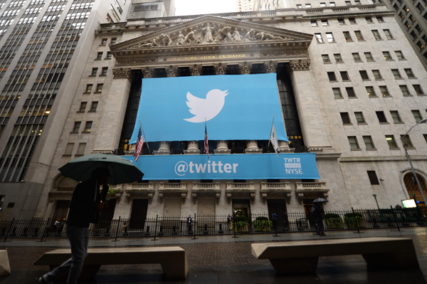 This file photo taken on November 7, 2013, shows a banner with the logo of Twitter on the front of the New York Stock Exchange in New York (AFP photo)